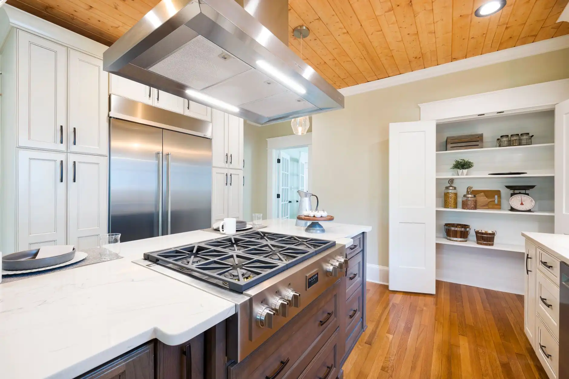 广州商业空间装修材料选购指南：实用性与美观性如何平衡
